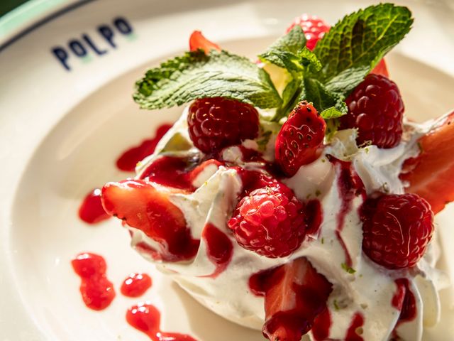 Polpo Brasserie & Plage Pavlova fruits rouges